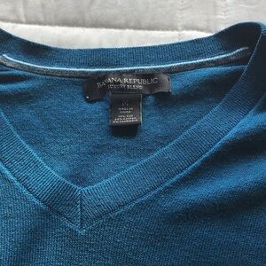 Banana Republic Men's Blue V-Neck Sweater